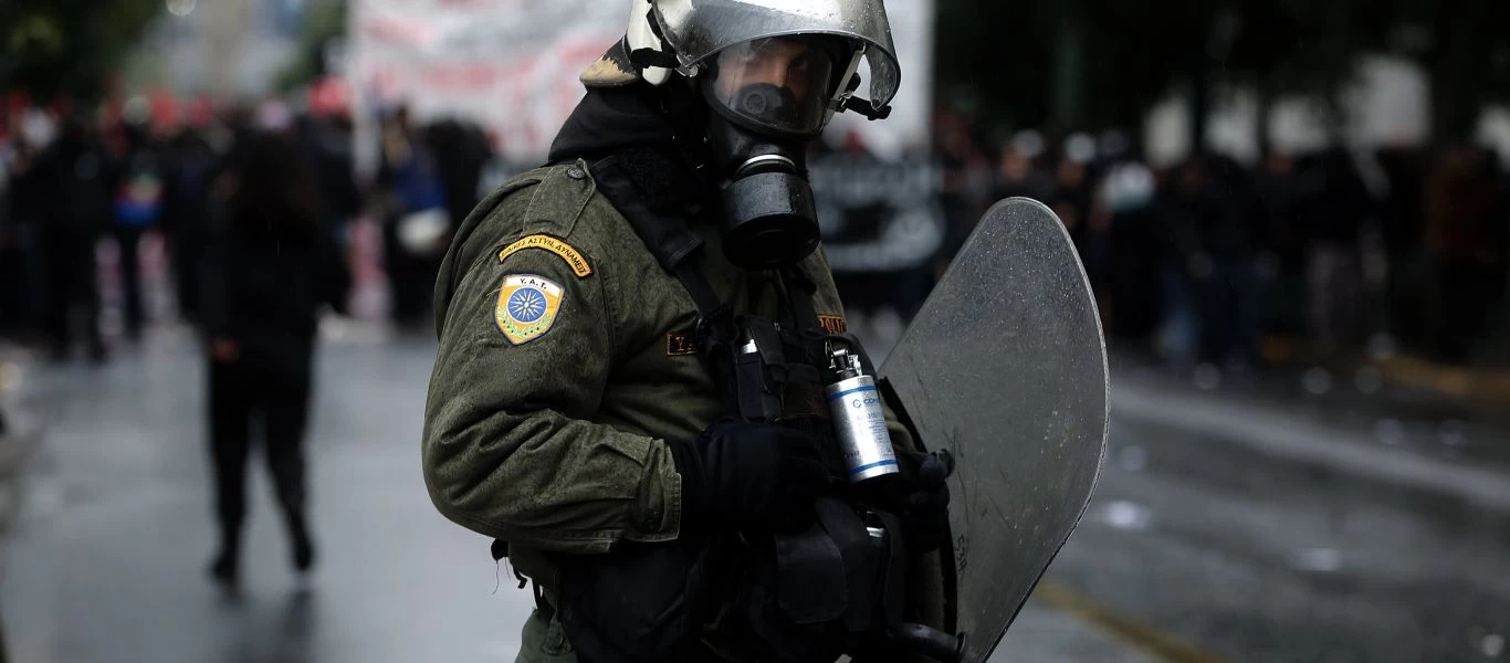 Εξάρχεια: Αστυνομικός των ΜΑΤ φαίνεται σε βίντεο να σπάει τζαμαρία